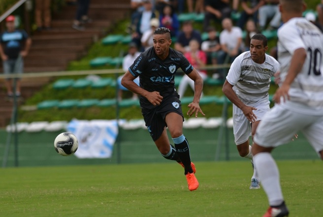 Igor Bosel em ação pelo Londrina contra o J. Malucelli. | Divulgação