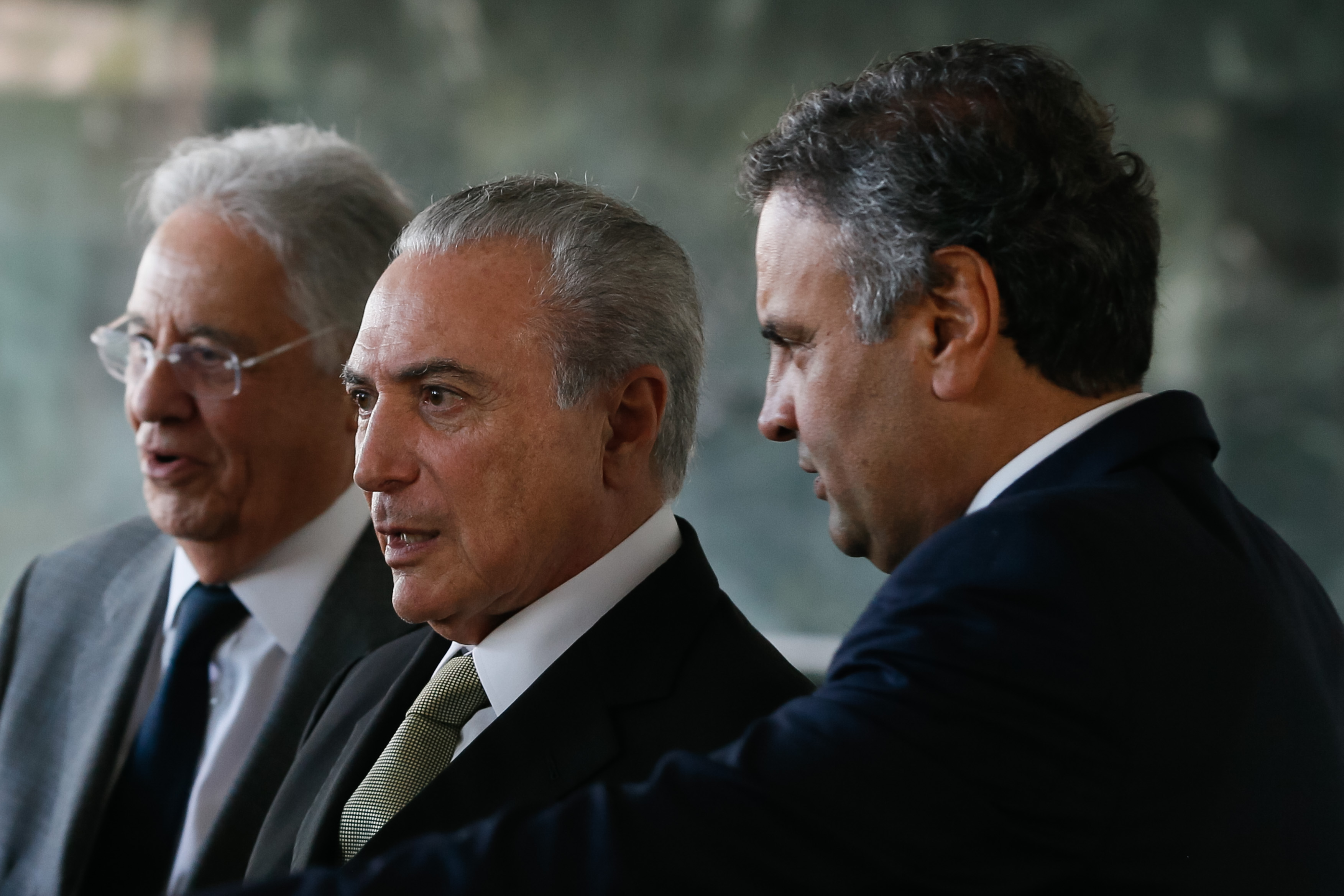Michel Temer (ao centro), com Aécio Neves (à dir.) e Fernando Henrique Cardoso (FHC) | Beto Barata/PR