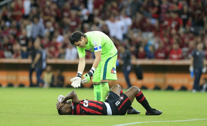 Nikão caído no gramado, sendo observado pelo goleiro Toselli. A Universidad Católica buscou o empate com gols aos 40 e aos 43/2º. | Albari Rosa/Gazeta do Povo
