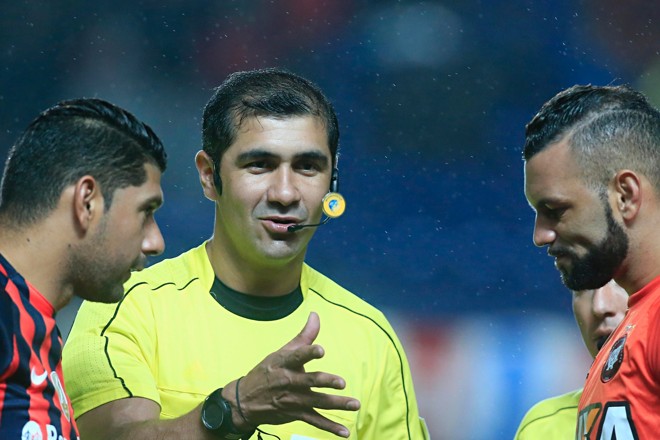 Capitães dos dois times decidem qual o lado de cada um antes do jogo. | Gazeta do Povo