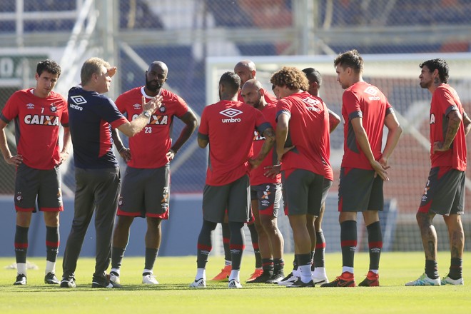Técnico Paulo Autuori orienta o elenco antes do treinamento. | Albari Rosa/Gazeta do Povo