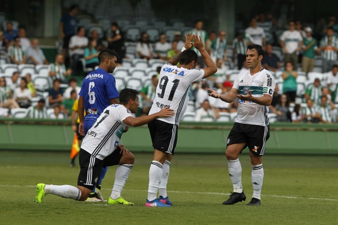 Thiago Lopes, Henrique Almeida e Kléber comemoram o segundo gol da tarde. | Antônio More/Gazeta do Povo
