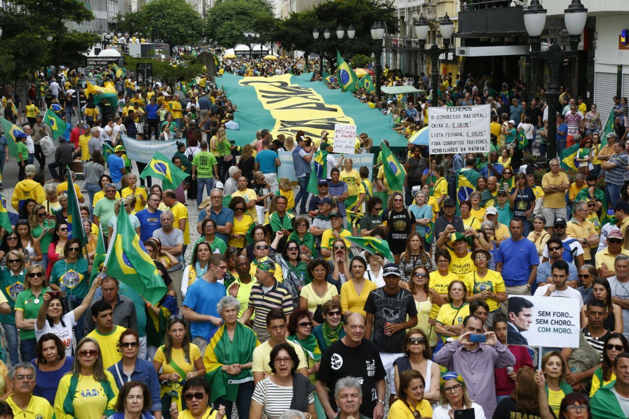 Milhares participam de protesto a favor da Lava Jato, em Curitiba | Aniele Nascimento/Gazeta do Povo