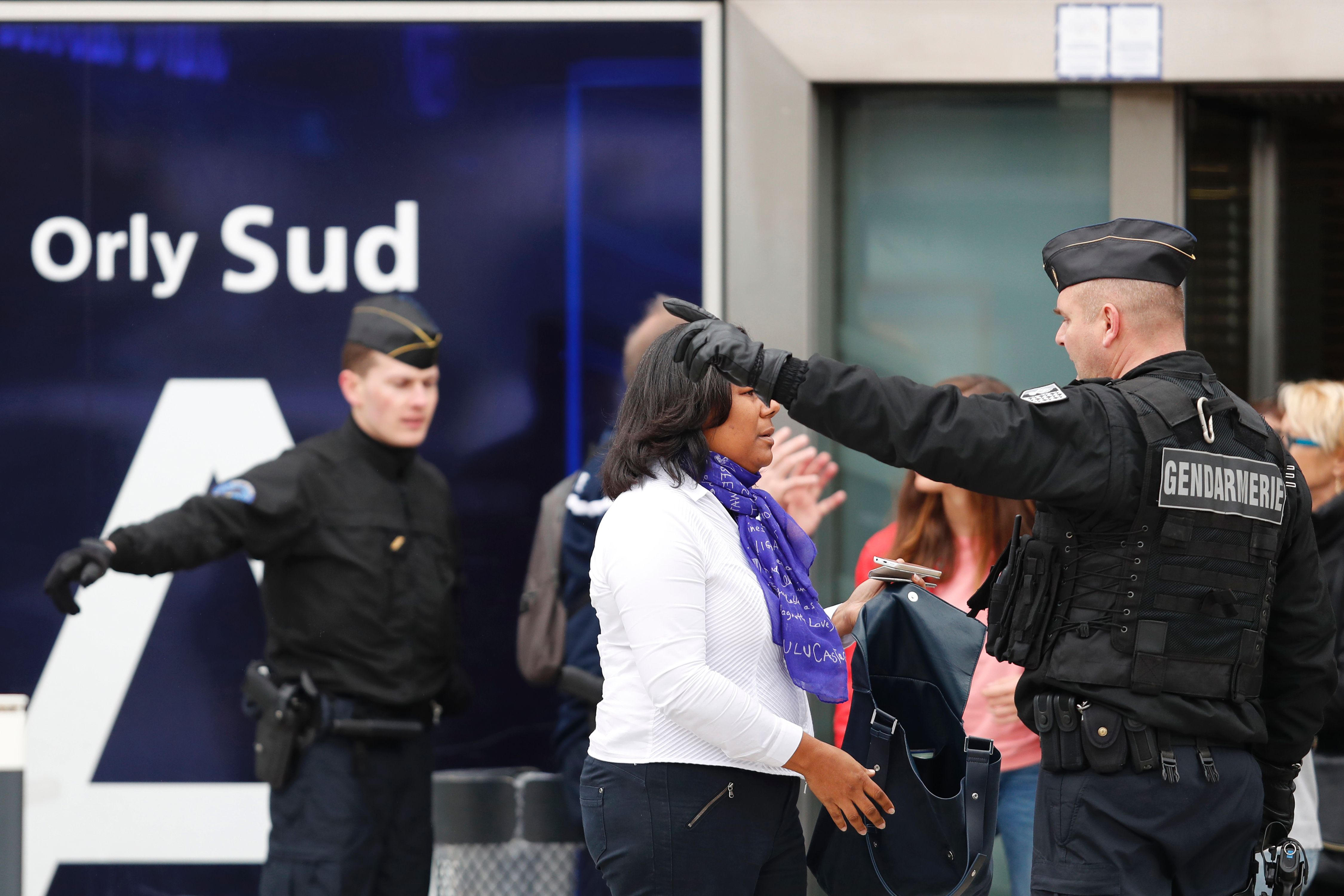 Policiais esvaziam terminal do aeroporto de Orly após ataque na manhã de sábado. Atividades foram retomadas durante a tarde. | Benjamin Cremel/AFP