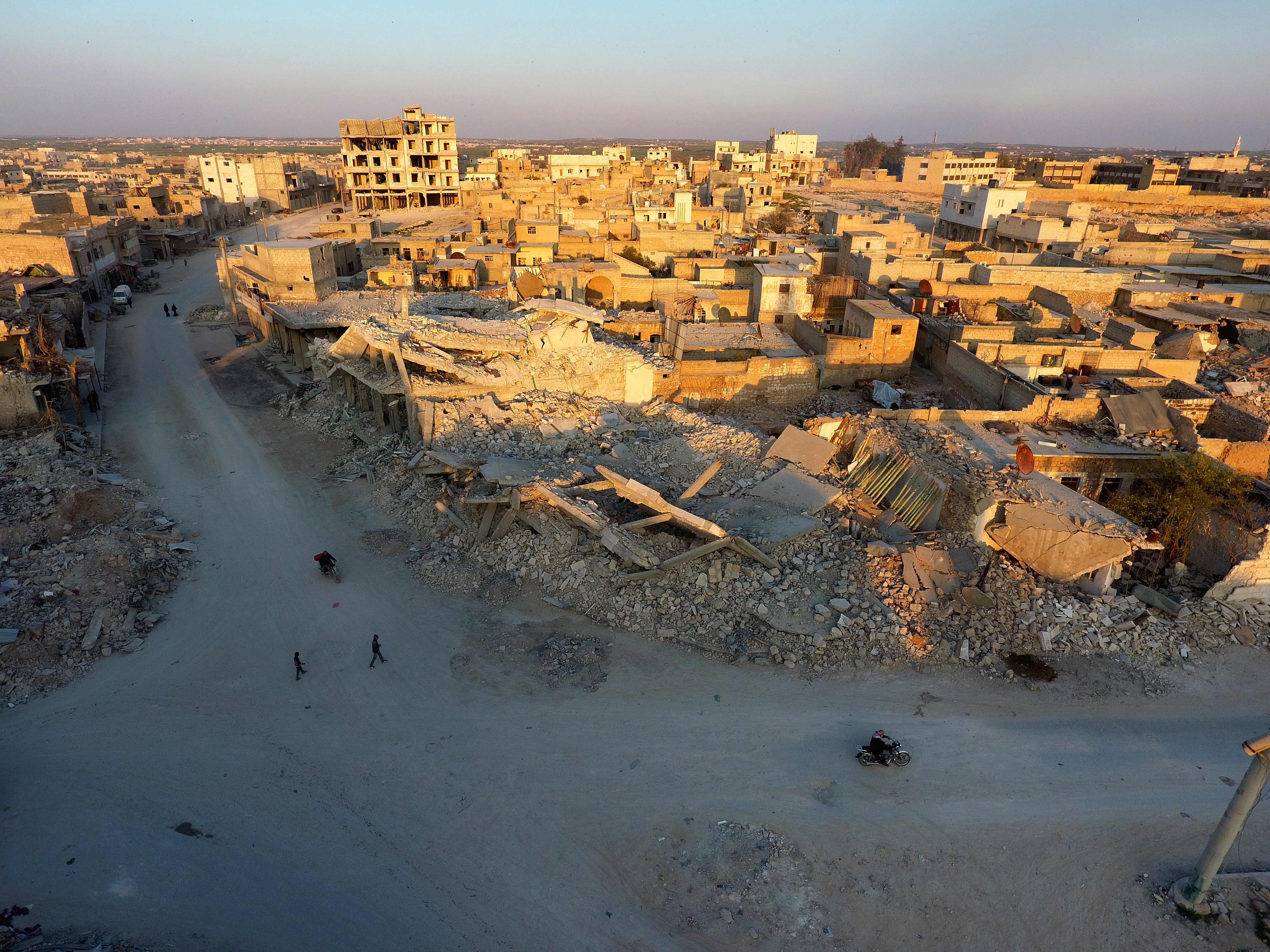 Vista área da cidade de Al-Bab, na Síria: destruição | ZEIN AL RIFAI/AFP
