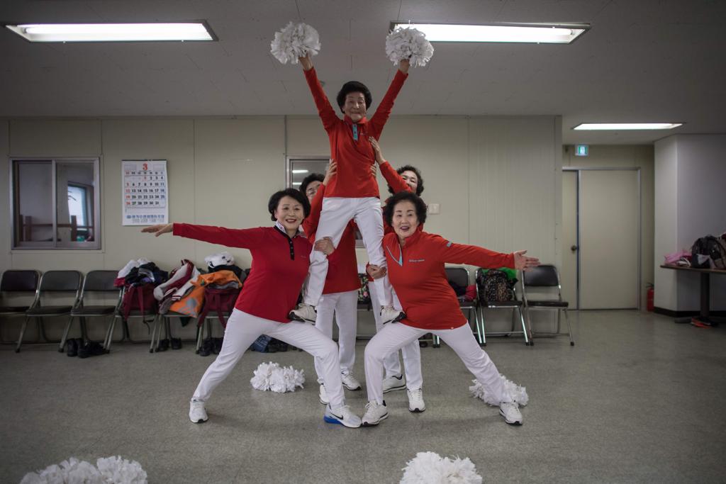 As cheerleaders do grupo  Cheer Mommy : vida social ativa. | Ed Jones/AFP