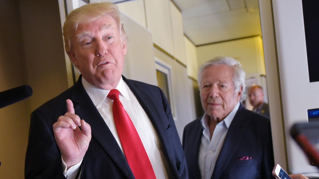 Trump conversa com repórteres no aeroporto de Palm Beach, na Flórida: sem provas de que Obama o grampeou. | MANDEL NGAN/AFP