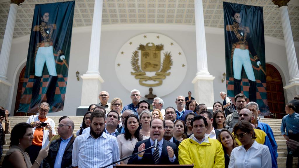 Presidente da Assembleia Nacional da Venezuela, Julio Borges, discursa ao lado de congressistas | Federico Parra/AFP