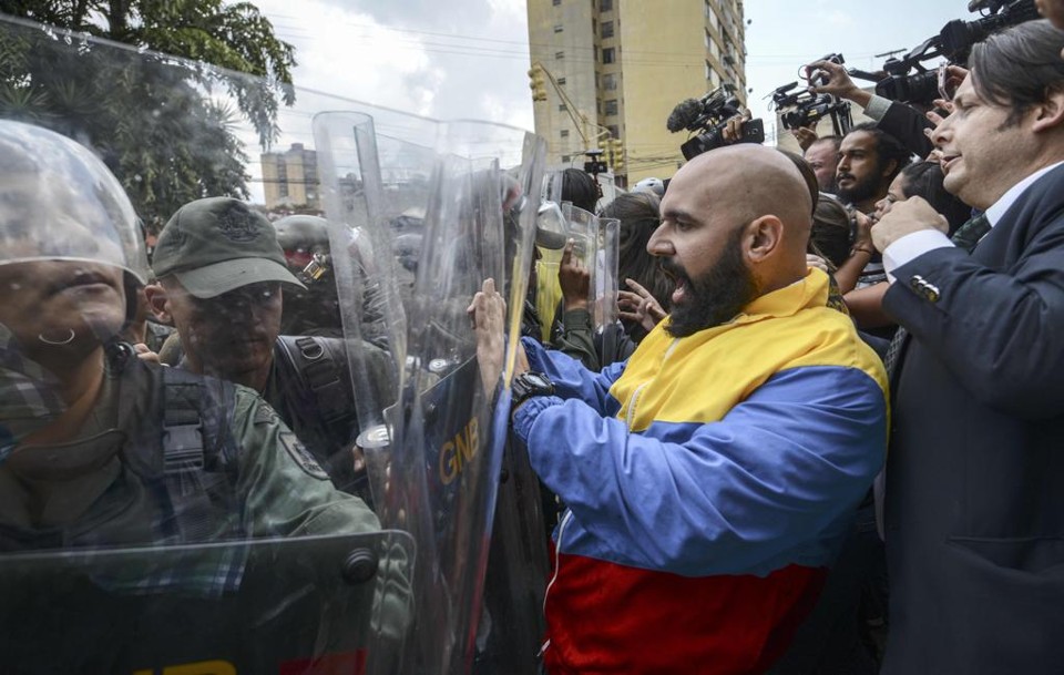 Deputado oposicionista Marco Bozo protesta em frente à Assembleia pela substituição do parlamento pelo TSJ. | JUAN BARRETO/AFP