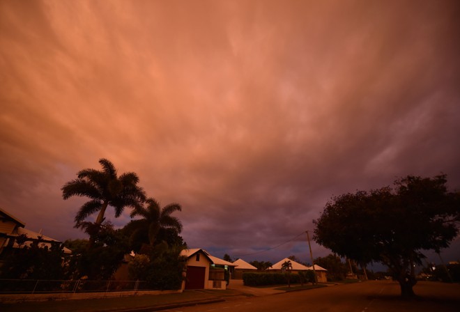 Ciclone tocou a terra ao meio-dia (horário local) desta terça, em Queensland | PETER PARKS/AFP