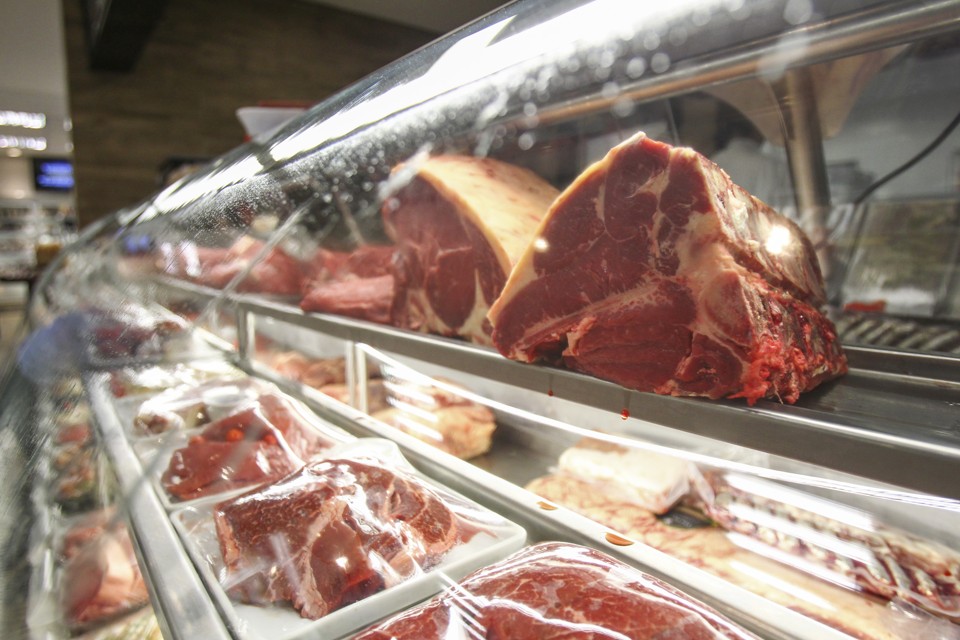 Carne investigada pela Polícia Federal passa em teste de qualidade Foram analisados os aspectos físico-químicos dos alimentos, levando em consideração a legislação para cada tipo de produto. | Daniel Castellano/Gazeta do Povo