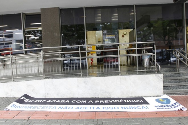 Faixa do Sindicato Nacional dos Analistas Tributários da Receita em frente ao Ministério da Fazenda, na rua Marechal Deodoro, no Centro de Curitiba. | Jonathan Campos/Gazeta do Povo