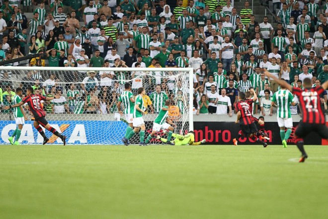 Pouco depois da penalidade perdida pelo Coritiba, o Atlético foi mais eficiente no ataque. Cryzan bateu forte, de longe, e abriu o placar na Arena da Baixada: Furacão 1 a 0. | Daniel Castellano/Gazeta do Povo