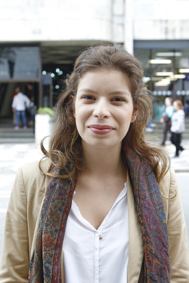 “Eu sou nova e passo por muitos desafios diariamente em situações em que as pessoas não confiam no meu trabalho pela minha idade. Da mesma forma, políticos novos podem estar querendo mudar as coisas e são da minha geração, então também precisam de uma chance.” (Camilla Maciel, 23, auditora) | Antônio More/Gazeta do Povo