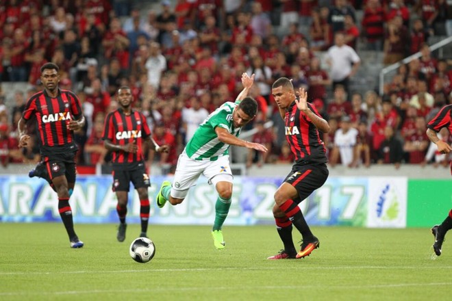 Mais uma oportunidade desperdiçada pelo ataque do Coritiba. | Daniel Castellano/Gazeta do Povo