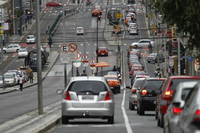 Na avenida João Gualberto, no Juvevê, o congestionamento era intenso nesta manhã. Alguns carros aproveitaram a ausência do transporte público para trafegar pela canaleta exclusiva dos ônibus. | Jonathan Campos/Gazeta do Povo
