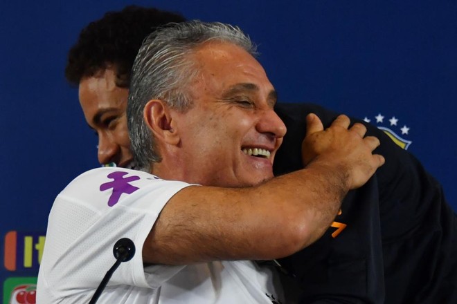 Tite abraça Neymar durante coletiva em São Paulo. | NELSON ALMEIDA/AFP