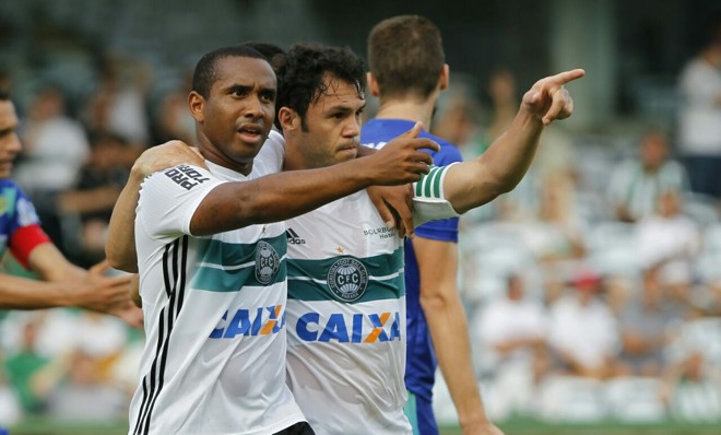 Anderson, estreante da tarde, e Kléber se abraçam após o Gladiador tirar o zero do placar. | Antônio More/Gazeta do Povo