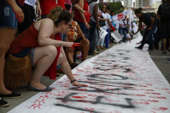 Manifestantes marcam faixa de protesto com suas mãos, em frente ao Palácio Iguaçu. | Henry Milleo/Gazeta do Povo