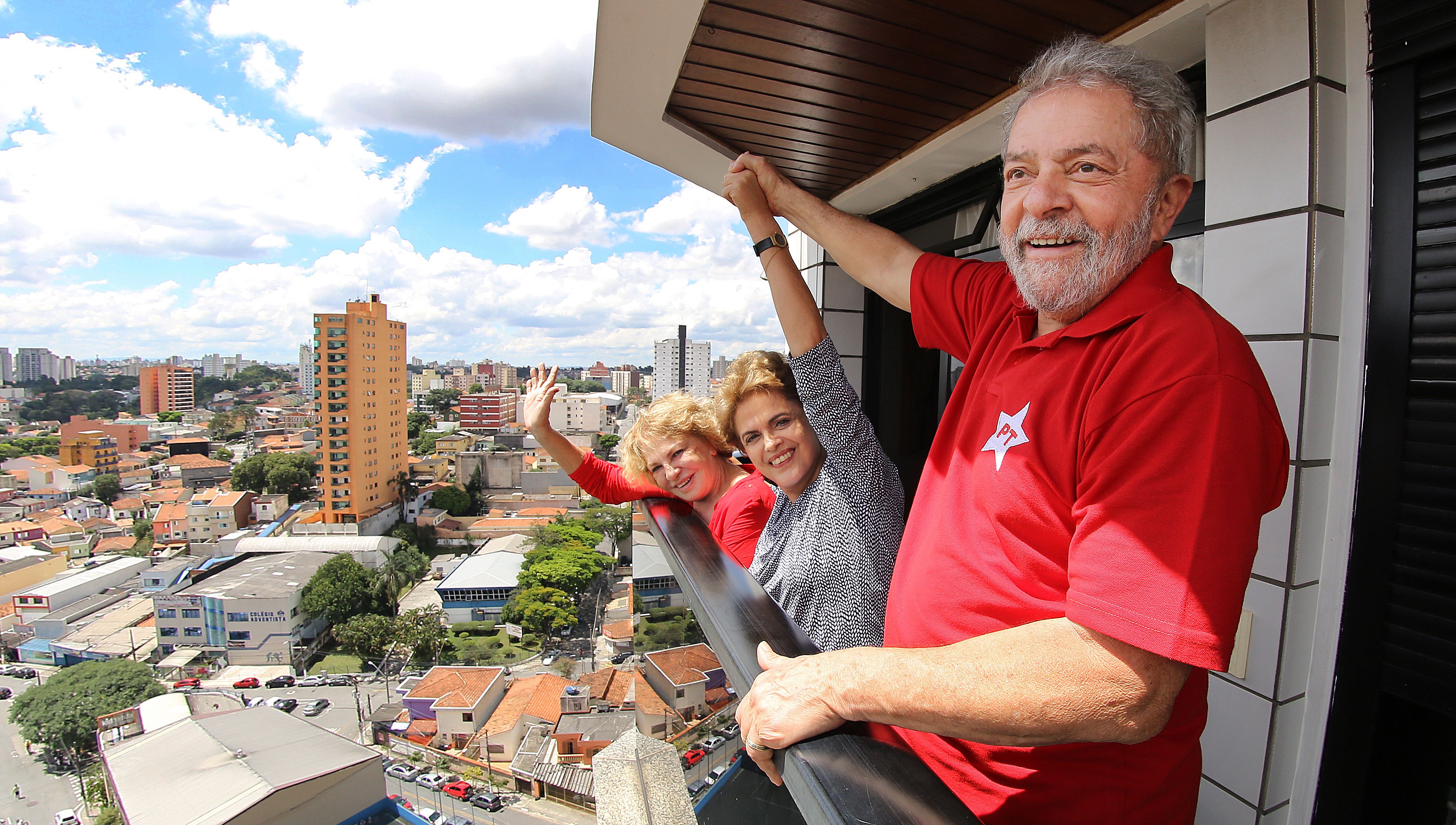 Lula na sacada do seu apartamento, no ABC paulista. | Ricardo Stuckert/Instituto Lula
