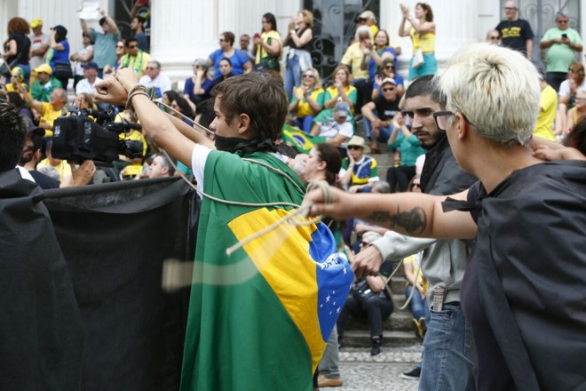 Manifestantes se encontraram no Prédio Histórico da UFPR e seguiram até a Boca Maldita. | Aniele Nascimento/Gazeta do Povo