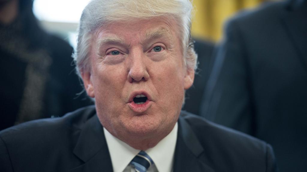 Donald Trump tem 26 milhões de seguidores no Twitter e costuma proferir ataques a empresas que vão contra sua política protecionista | Nicholas Kamm/AFP