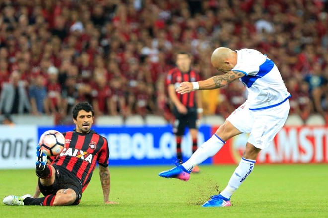 A Universidad Católica chegou a aparecer no ataque logo no início da partida contra o Atlético. | Albari Rosa/Gazeta do Povo