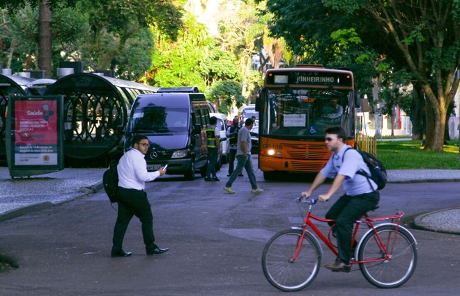 No fim da tarde de quarta-feira (15), timidamente, ônibus voltaram a circular na Praça Rui Barbosa. | Daniel Castellano/Gazeta do Povo
