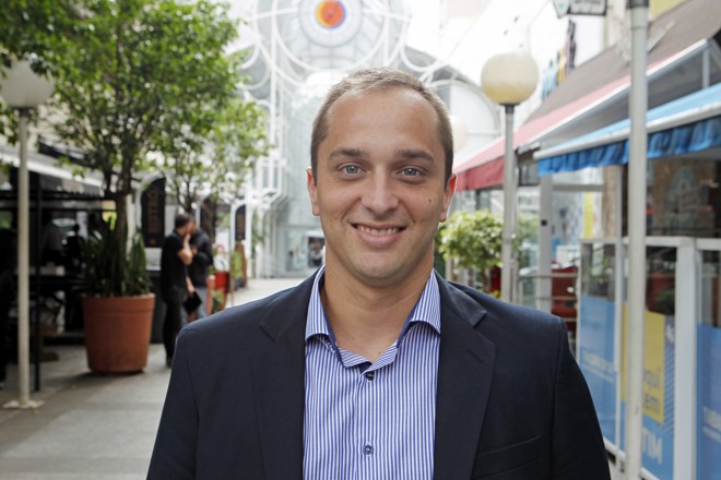 “As investigações no Brasil demoram muito e a gente percebe que praticamente todos os políticos, independente de quem seja, têm algum envolvimento [com corrupção]. Hoje eu prefiro políticos novos, votaria em políticos como o Dória, prefeito de São Paulo. Ele é um bom case.” (Renato Andrade, 30, bancário) | Antônio More/Gazeta do Povo