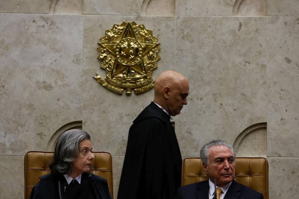 Alexandre de Moraes, ao centro, toma posse no STF, ladeado pela presidente da Corte, ministra Cármen Lúcia (à esq.) e o presidente da República, Michel Temer | Beto Barata/PR