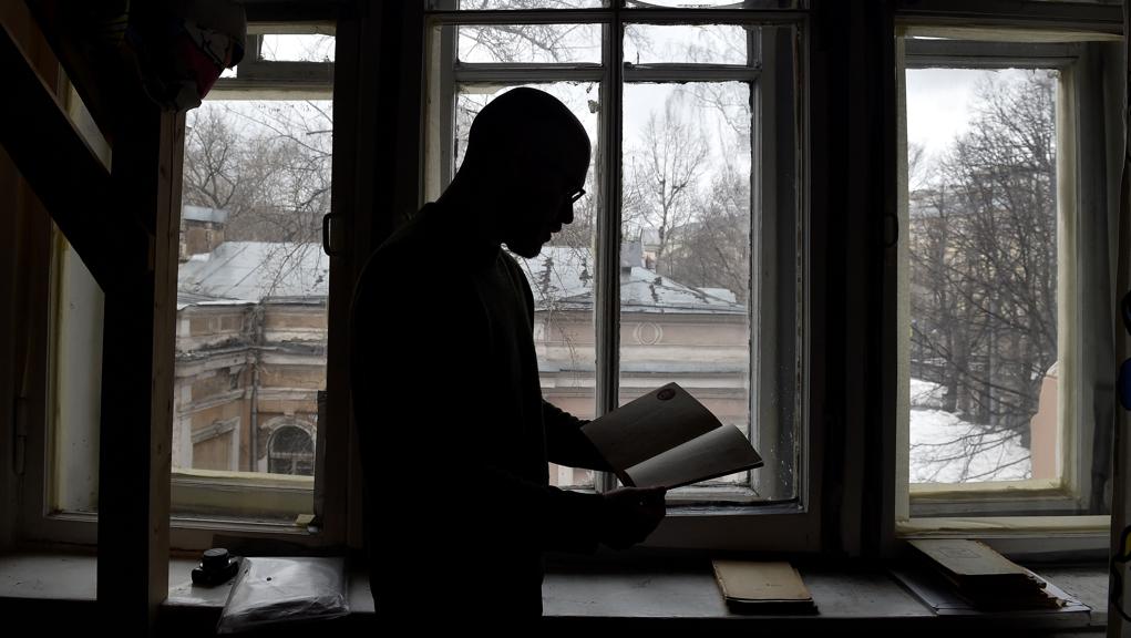 Historiador Mikhail Melnichenko mostra um dos diários do período stalinista | Natalia Kolesnikova/AFP