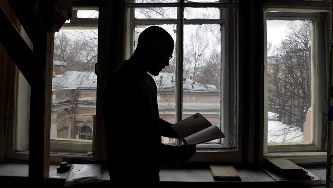 Historiador Mikhail Melnichenko mostra um dos diários do período stalinista | Natalia Kolesnikova/AFP