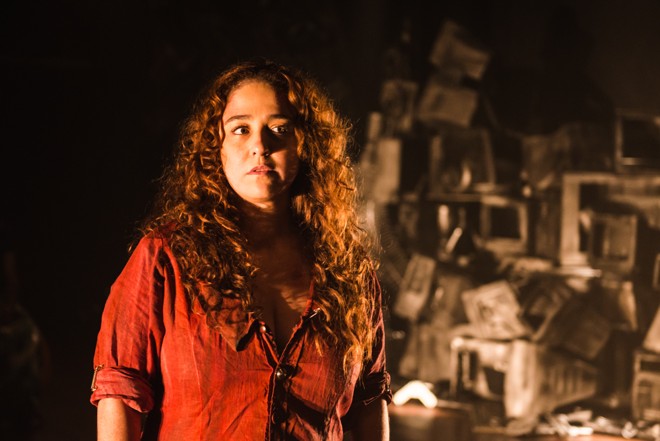 Débora Lamm em cena da peça “Mata teu Pai”. | Aline Macedo/Divulgação