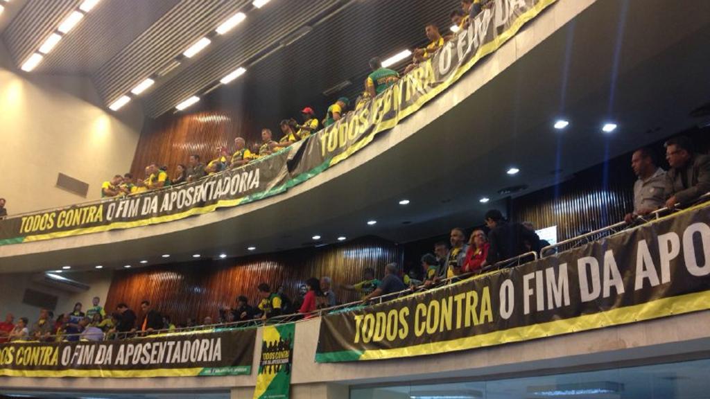 Segundo a Alep, mais de 600 pessoas se reuniram nas galerias da Assembleia para assistir à discussão | Durval Ramos/Gazeta do Povo