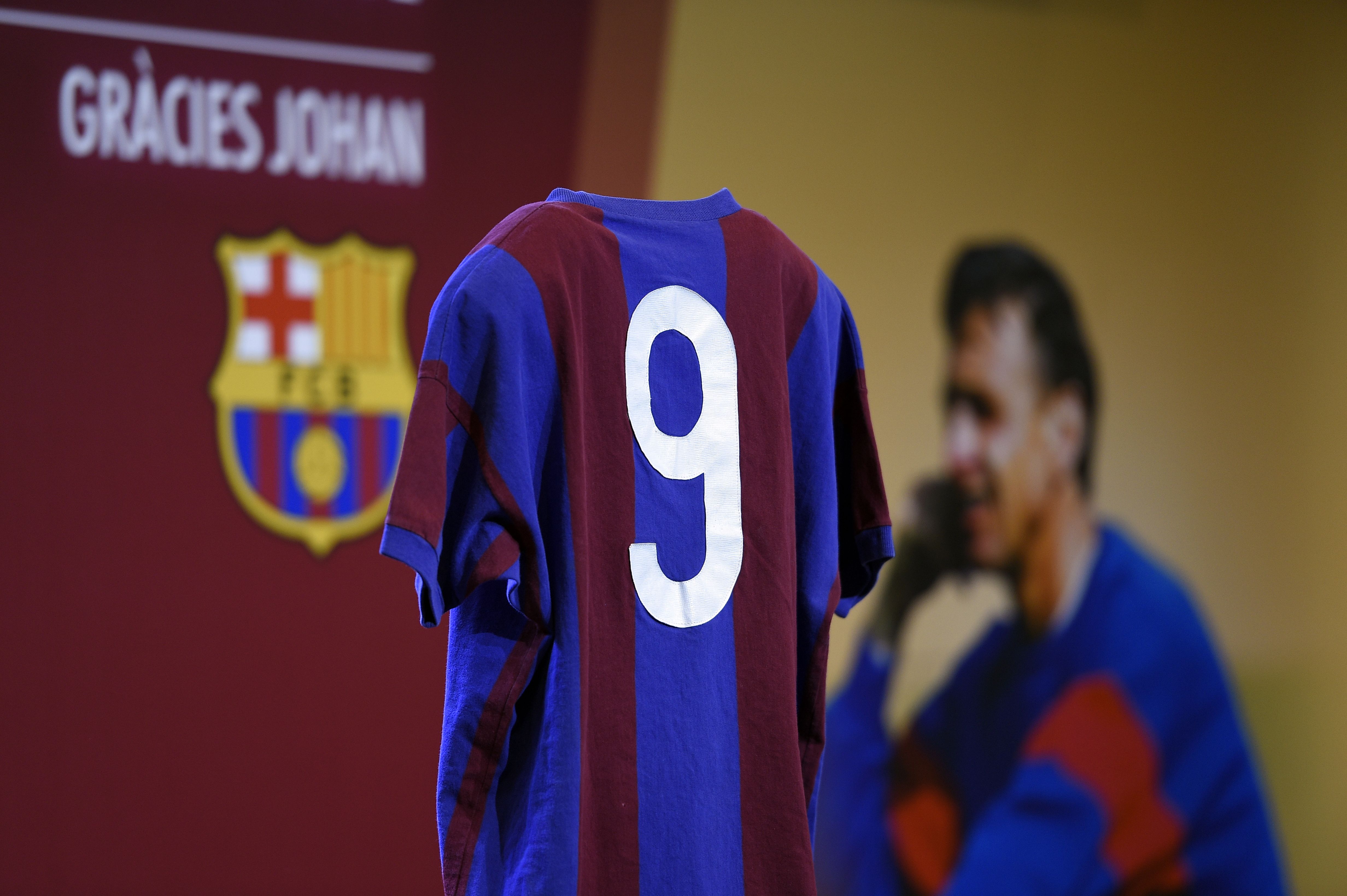 Camisa usada por Cruyff, que faz parte da homenagem do Barcelona ao craque holandês. | LLUIS GENE/AFP