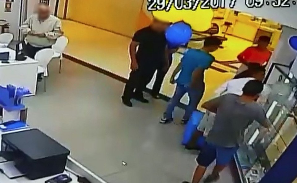 Assalto em loja de celulares no Água Verde: grupo não usou máscaras | Reprodução