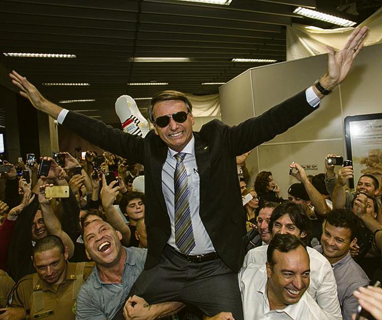 Jair Bolsonaro, durante recepção no Aeroporto Afonso Pena organizada pelo deputado Francisco Francischini (SD-PR). | Marcelo Andrade/Gazeta do Povo