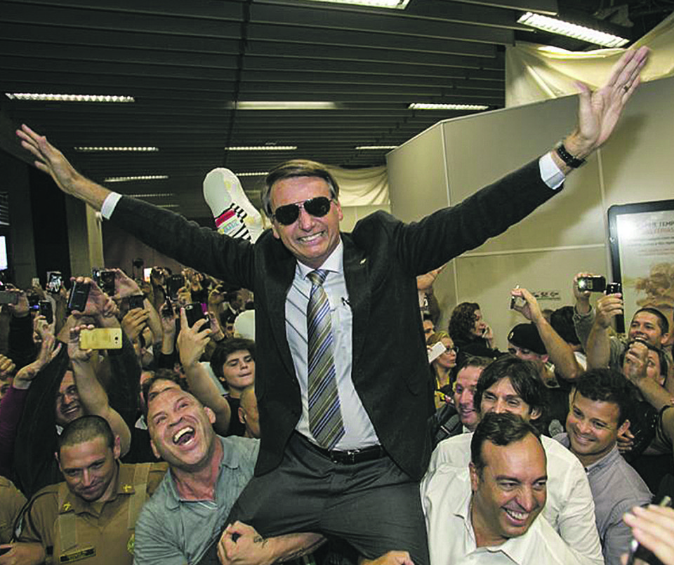 Jair Bolsonaro, durante recepção no Aeroporto Afonso Pena organizada pelo deputado Francisco Francischini  (SD-PR). | Marcelo Andrade/Gazeta do Povo