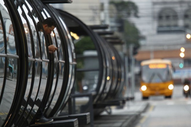 Por determinação da Justiça, ao menos 50% dos ônibus têm que estar nas ruas nos horários de pico. | Jonathan Campos/ Gazeta do Povo