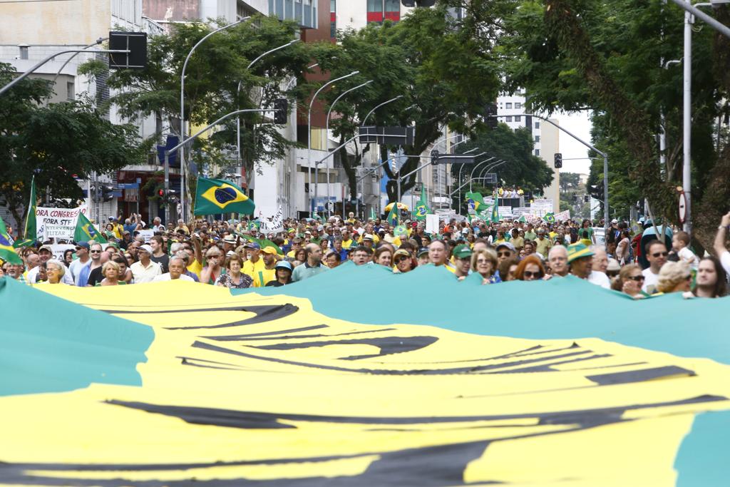 Protesto em Curitiba: centro da Lava Jato teve uma das maiores manifestações neste domingo (26) | Aniele Nascimento/Gazeta do Povo