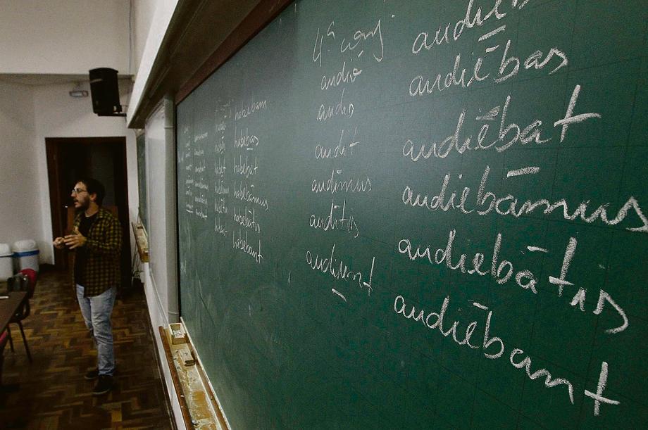 Aula de latim na UFPR: aumento da demanda pelos cursos de línguas clássicas | Jonathan Campos/Gazeta do Povo