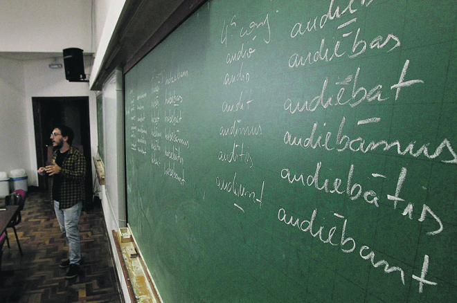 Aula de latim na UFPR: aumento da demanda pelos cursos de línguas clássicas | Jonathan Campos/Gazeta do Povo