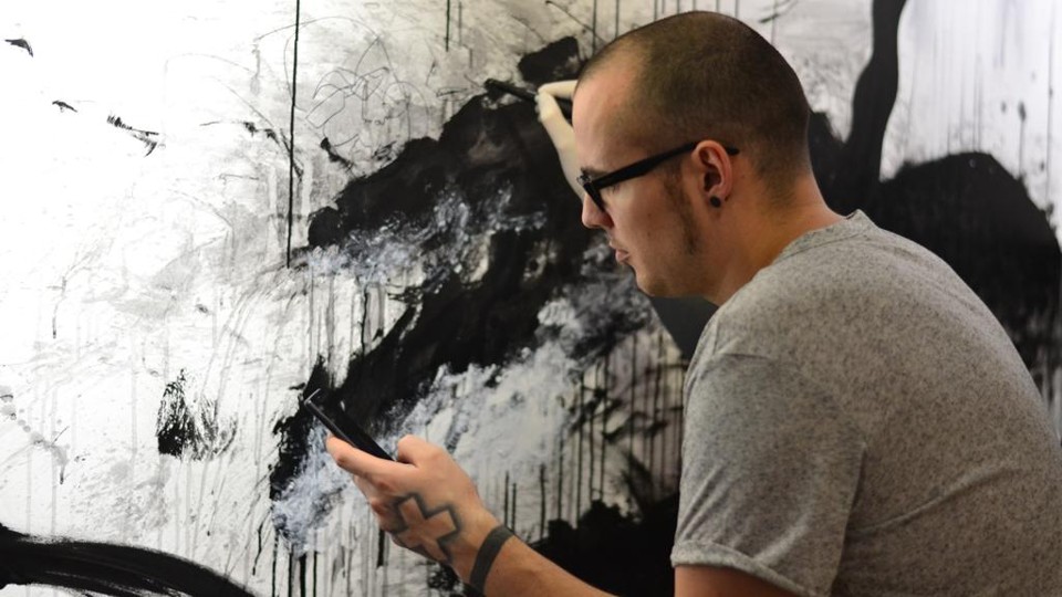 Olivier Poinsignon tatuará nos interessados fragmentos da obra que está produzindo nas paredes da galeria | Divulgação/Matheus Sari