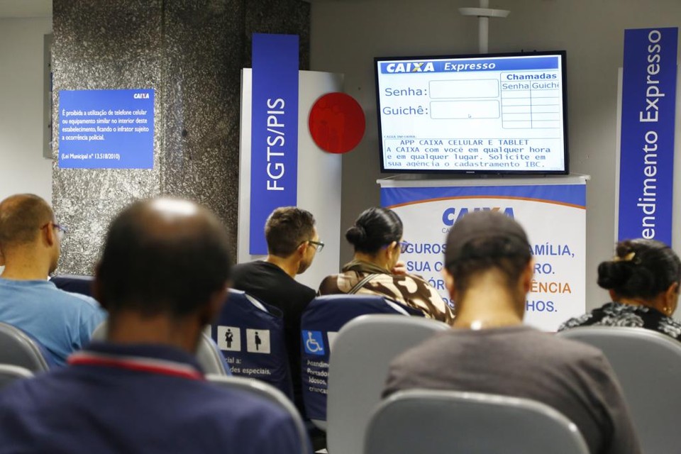 Bancos querem que clientes usem FGTS inativo para pagar contas ou poupar. Fizeram até parceria com o Google para persegui-los com anúncios nesse sentido. Leia na Gazeta do Povo | Henry Milleo/Gazeta do Povo