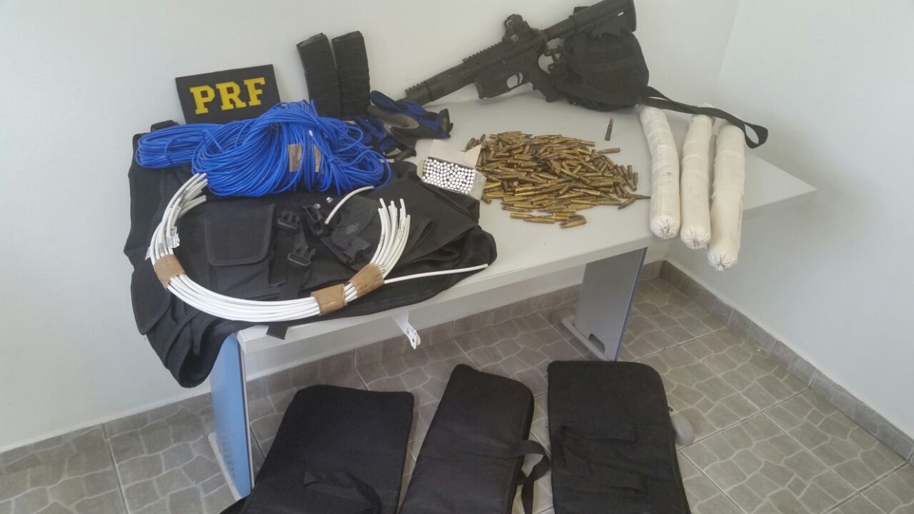 Mala da jovem tinha centenas de explosivos, munições e várias armas | PRF/Divulgação
