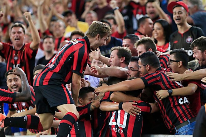 Garotada do Atlético comemora o gol vermelho e preto na Arena. | Gazeta do Povo