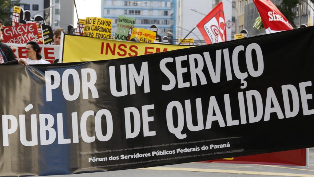 Protesto de servidores federais em Curitiba: em um ano, rendimento do funcionalismo subiu 3,3% acima da inflação. | Aniele Nascimento/Gazeta do Povo