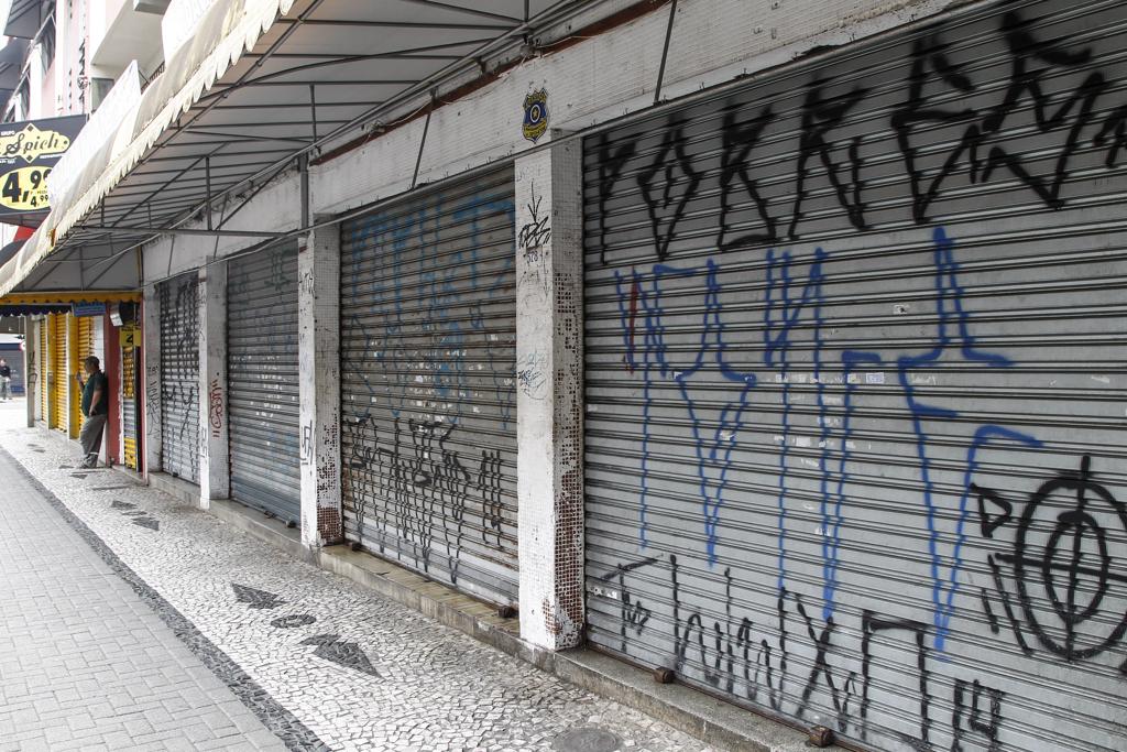 Comércio fechado no Centro de Curitiba: por causa de dia de manifestações, algumas lojas não abriram nesta quarta-feira (15) na cidade. | Jonathan Campos/Gazeta do Povo