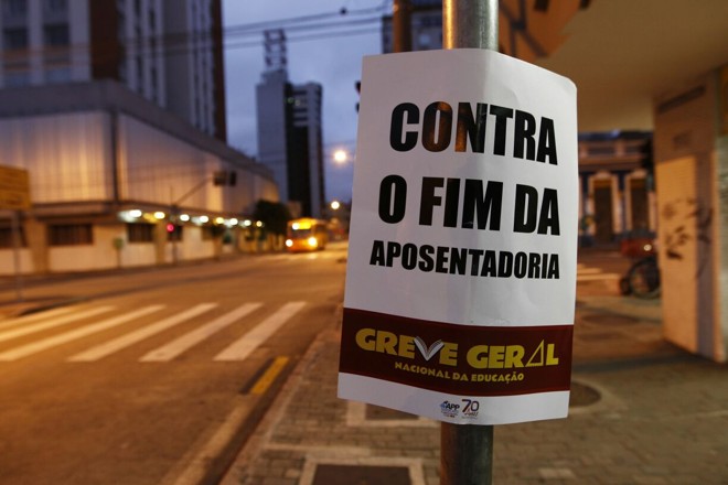 Cartazes da APP Sindicato ainda podem ser encontrados pela ruas da cidade nesta quinta (16). | Jonathan Campos/ Gazeta do Povo