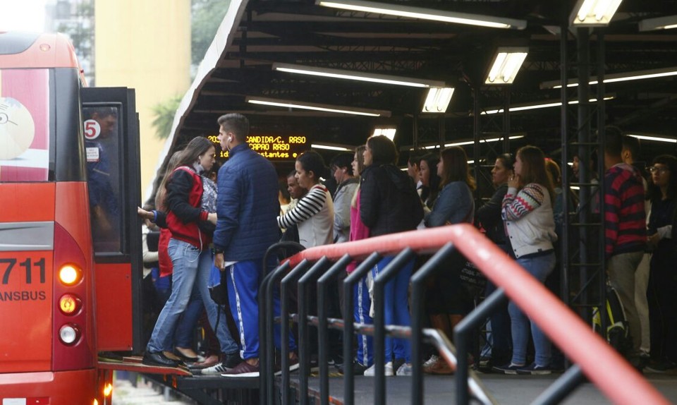 Greve dos ônibus entra no sexto dia; acompanhe informações em tempo real Ônibus devem circular com frota mínima nesta segunda-feira | Aniele Nascimento